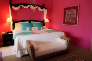 柔蔲科派克艾尔尚特温泉酒店的一间卧室配有一张大床和一把椅子