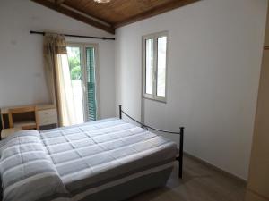 圣塔·马里亚·迪·帕尔玛agriturismo corallo的一间卧室设有一张床和两个窗户。