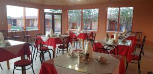 圣佩德罗·德·阿塔卡马Ckausama North的一间带桌椅和红色桌布的用餐室