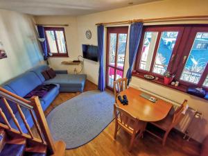 布莱德高山湖泊公寓的客厅配有蓝色的沙发和桌子