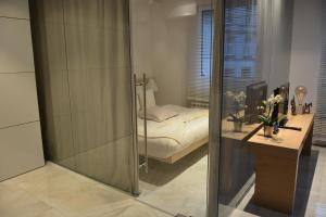 维也纳Elegant Cozy Apartment的一间卧室配有一张床和镜子