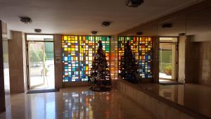 加拉加斯apartosuite Sabana Grande的大堂内两棵圣诞树,设有彩色玻璃窗