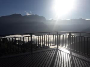 梅山乡山云花观景民宿的阳台设有栅栏,享有阳光美景。