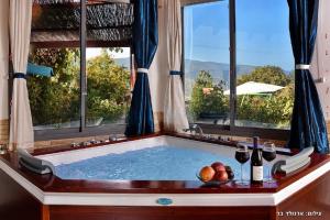 H̱azon哈霍亚缇兹公寓的浴缸,带窗户和一碗水果