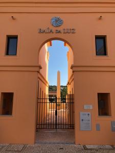 卢斯Rother Praia da Luz Luxury Apartment的进入baja da livia大楼大门的入口