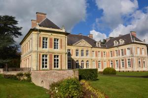 Courcelles-sous-MoyencourtMaison de l'horloge的一座大型砖砌建筑,有大院子