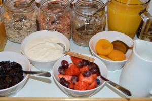 锡豪西斯The Bakehouse B&B的桌子上放着一碗水果和酸奶