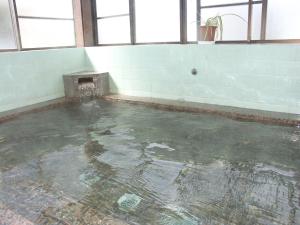 富士河口湖丸弥庄酒店的一个空房间,有水