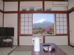 富士河口湖丸弥庄酒店的客房设有窗户,享有山景。