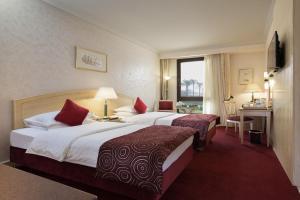 开罗开罗海峡酒店&俱乐部的酒店客房配有两张床和一张书桌