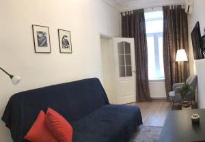 敖德萨Charming apartment的客厅设有蓝色的沙发和窗户。