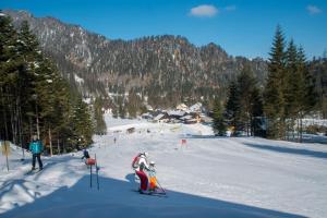 维尔达尔彭Burnout Wildalps的一群人沿着雪覆盖的斜坡滑雪