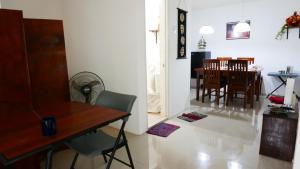 TugbonganJSB Residences Cebu A-flat的厨房以及带桌椅的用餐室。