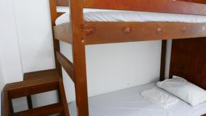 ConsolationJSB Residences Cebu B-flat的客房内的两张双层床