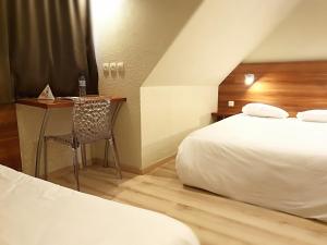 科尔马Hotel Primo Colmar Centre的酒店客房配有两张床和一张书桌