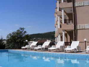 巴尔奇克纳斯拉达酒店的游泳池旁的一排躺椅