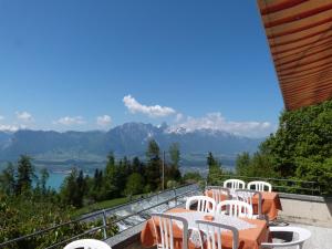 海利根舒文迪贝勒维酒店的一组桌椅,位于一个享有山景的阳台