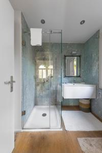 卢加诺Romantic Bijou的一间带玻璃淋浴和水槽的浴室