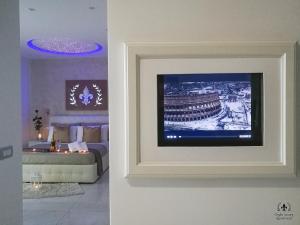 罗马Giglio Luxury Apartment - Chroma Italy的一间设有一张床的客房,并展示了酒店的照片
