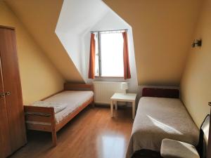 克拉科夫Willa Elżbieta的小房间设有两张床和窗户