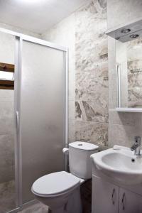 雅丽丝弗里克Şahin Motel & Restaurant的白色的浴室设有卫生间和水槽。