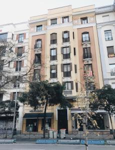马德里Reina Victoria 46的前方树木林立的街道上的建筑