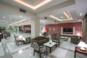 阿凯松扎坎塔海滩酒店的大堂配有沙发、桌子和电视。