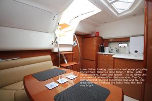 利明顿Zen Dog Luxury Motor Yacht的小房间设有桌子和厨房