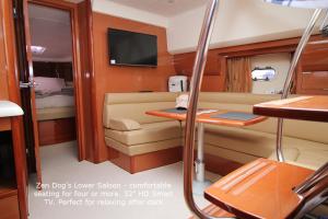 利明顿Zen Dog Luxury Motor Yacht的小房间配有沙发和船上的电视