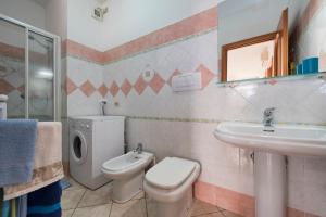 阿马尔菲Casa Nancy的一间带卫生间、水槽和镜子的浴室
