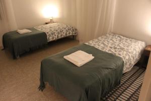 孙讷Affären Må Bra的酒店客房,配有两张带毛巾的床