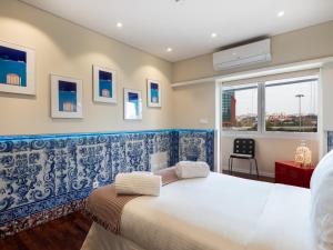 里斯本Lx Art Flats | Flat Two的卧室设有一张白色大床和一扇窗户。