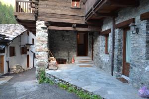 尚波吕克Alle pendici del Monte Rosa的石头房子的入口,带木屋顶