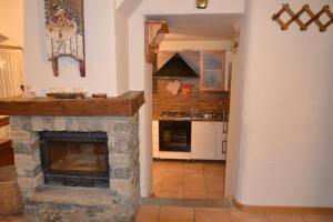 尚波吕克Alle pendici del Monte Rosa的一间厨房,在房间内配有石制壁炉