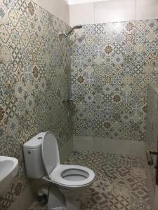 拉巴特达尔卡拉姆旅馆的一间带卫生间和水槽的浴室