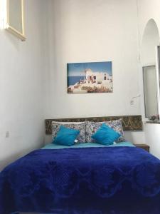 拉巴特达尔卡拉姆旅馆的一间卧室配有蓝色的床和蓝色枕头