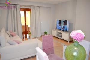 阿亚蒙特MARINA AZUL GOLF的客厅配有白色沙发和电视
