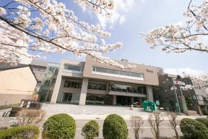 金泽KKR金泽大酒店的一座大学建筑,前面有白樱花树