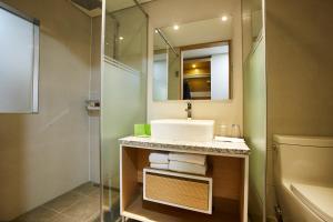 首尔东大门瑞森酒店的一间带水槽、镜子和卫生间的浴室