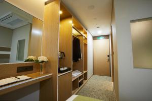 首尔东大门瑞森酒店的一间带水槽和镜子的浴室