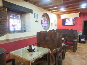 贝哈尔Hotel Rural Vistahermosa的一间餐厅,在房间内配有椅子和桌子