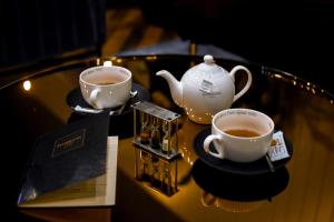 布鲁塞尔丹斯尔里特酒店的桌子上放两杯茶和茶壶