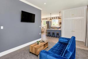 旺阿雷Deloraine Stone Cottage的客厅配有蓝色的沙发和桌子