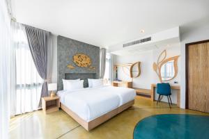 Na Tree Tara Riverside Resort Amphawa Damnoensaduak客房内的一张或多张床位