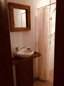 DilyatynВізерунок的浴室配有盥洗盆和带镜子的淋浴