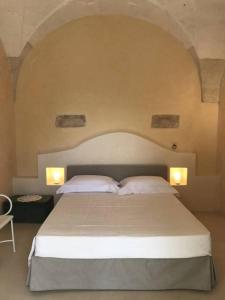 库特罗菲安诺Tenuta Castelle的一间卧室配有一张带两个白色枕头的大床