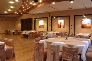瓦尔纳Hotel Briz 3 - Free Parking的宴会厅配有桌椅和灯光