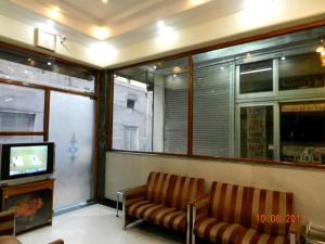 新德里月光集市塔拉宫酒店的带沙发和电视的等候室