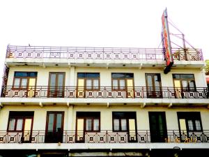 新德里月光集市塔拉宫酒店的旁边带阳台的建筑