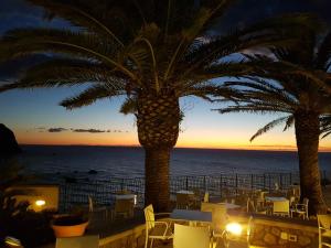伊斯基亚皇家棕榈温泉酒店的日落时分海景餐厅
